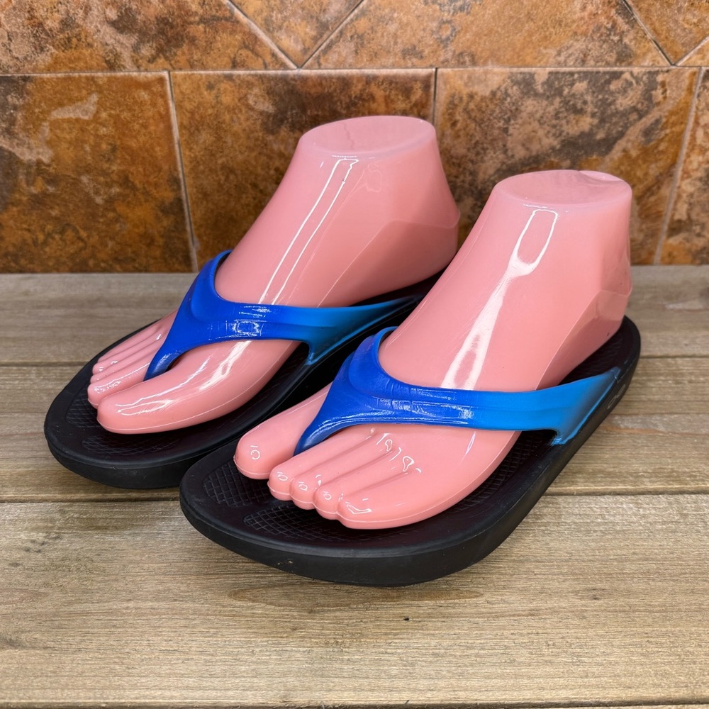 OOFOS flip flops - Picture 2 of 8